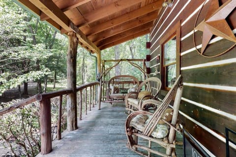 Escape to Oakwood Hideaway Cozy Cabin wHotTub on 18 Acres near Nashville! Cabin in Mount Juliet