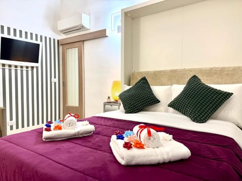 Bed, TV and multimedia, Photo of the whole room, Bedroom, towels