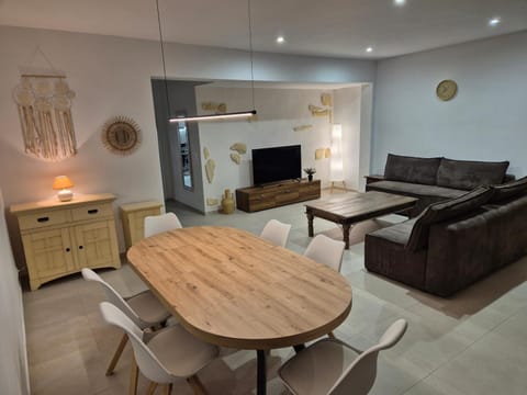 Communal lounge/ TV room, Communal lounge/ TV room, Living room, Seating area, Evening entertainment