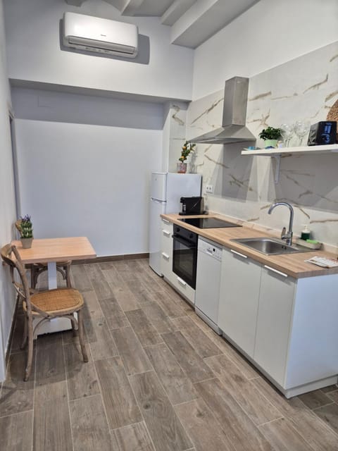 Kitchen or kitchenette, Dining area, minibar, oven, stove