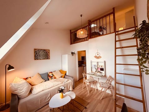 Bed, Living room, Photo of the whole room, Seating area, Dining area, Bedroom