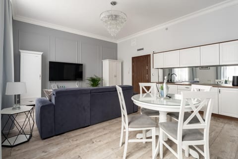 TV and multimedia, Kitchen or kitchenette, Living room, Seating area, Dining area
