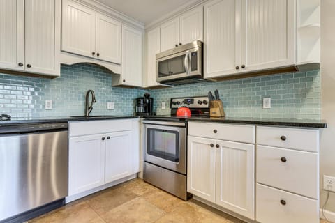 Steps to Shore and Restaurants Coligny Beach Gem! Apartment in Coligny Beach