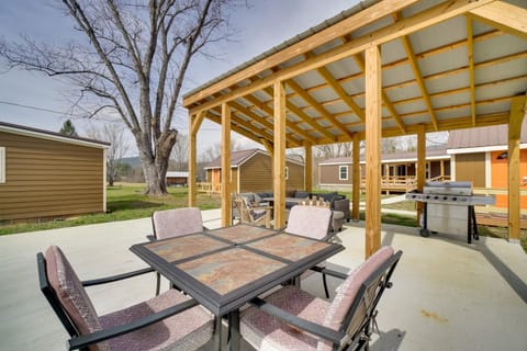 Explore Cades Cove and Smoky Mtns! Restored Cabin Cabin in Townsend