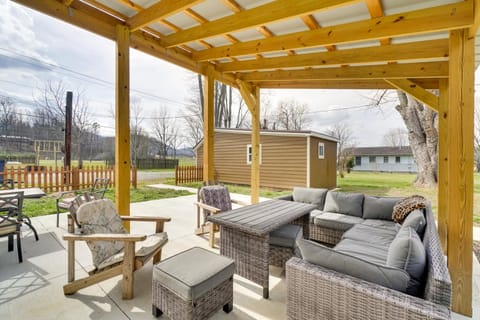 Explore Cades Cove and Smoky Mtns! Restored Cabin Cabin in Townsend