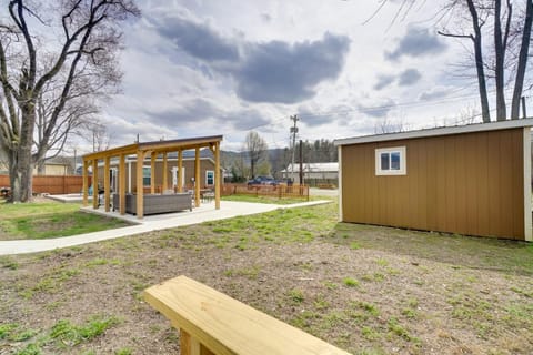 2 Mi to Natl Park Riverside Smoky Mtn Cabin! Cabin in Townsend