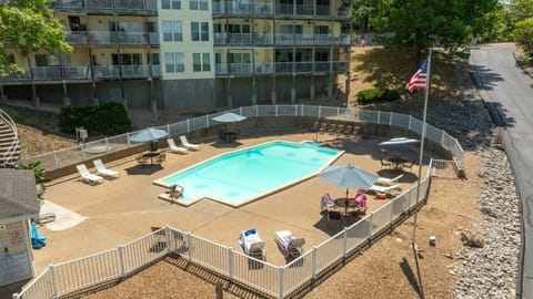 Property building, Day, Swimming pool, sunbed