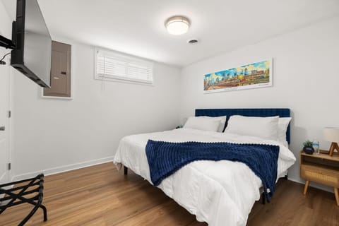Bed, TV and multimedia, Photo of the whole room, Bedroom