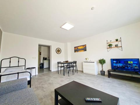 TV and multimedia, Seating area, Dining area