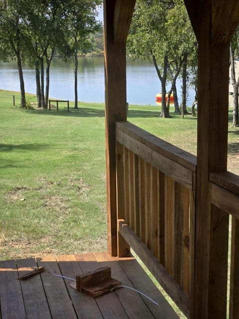 Charming Lakefront Cabin with Direct Lake Access near Lake Lewisville, Little Elm, Texas Cabin in Little Elm