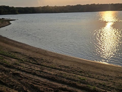 Charming Lakefront Cabin with Direct Lake Access near Lake Lewisville, Little Elm, Texas Cabin in Little Elm