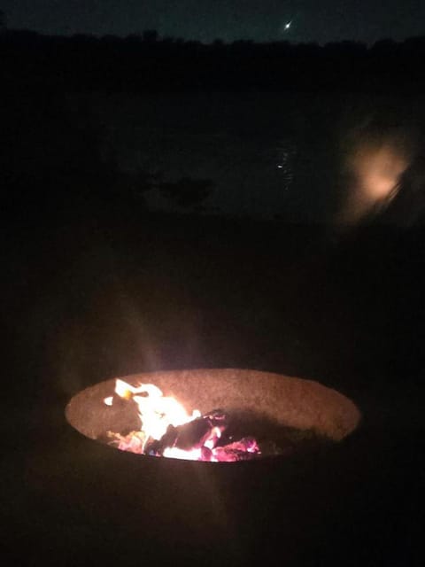 Charming Lakefront Cabin with Direct Lake Access near Lake Lewisville, Little Elm, Texas Cabin in Little Elm