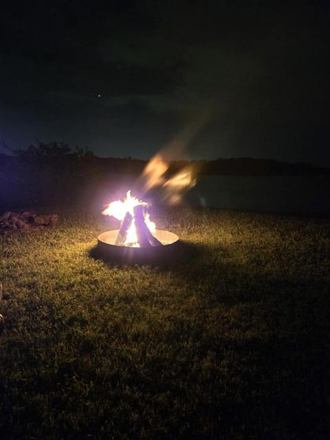 Charming Lakefront Cabin with Direct Lake Access near Lake Lewisville, Little Elm, Texas Cabin in Little Elm