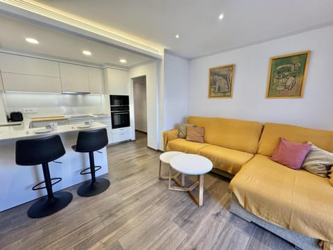 Kitchen or kitchenette, Living room, Dining area, oven