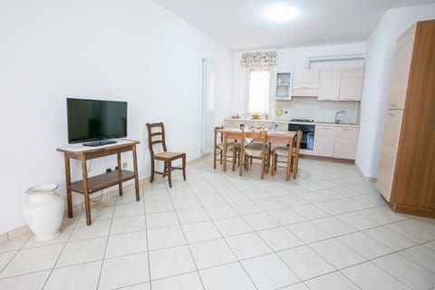 TV and multimedia, Kitchen or kitchenette, Living room, Seating area, Dining area, oven, pet friendly, stove