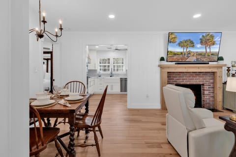 Living room, Seating area, Dining area, fireplace