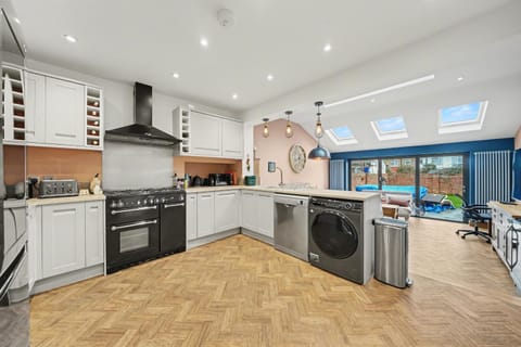 Kitchen or kitchenette, minibar, oven, pet friendly, stove, toaster, washing machine