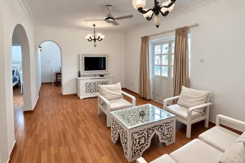 Communal lounge/ TV room, Bed, TV and multimedia, Living room, Photo of the whole room, Seating area, Dining area, Evening entertainment, Bedroom, fireplace