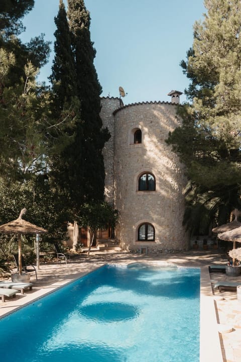 Property building, Day, Pool view, Swimming pool, sunbed