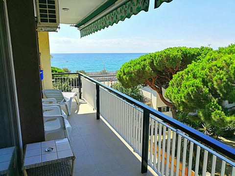 Facade/entrance, Balcony/Terrace, Sea view