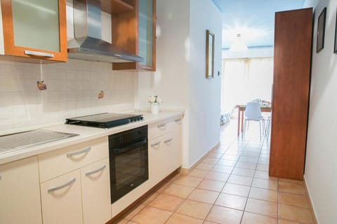Kitchen or kitchenette, oven, pet friendly, stove