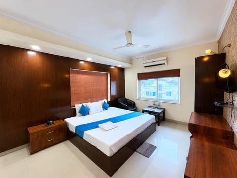 Bed, Photo of the whole room, Bedroom, fireplace, towels, air conditioner