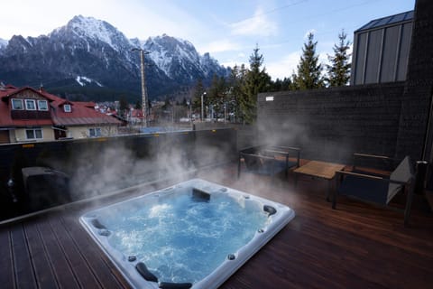 Property building, Day, Natural landscape, Hot Tub, Mountain view, Swimming pool