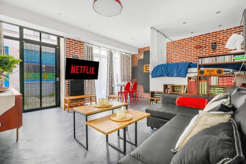 TV and multimedia, Living room, Seating area, Dining area