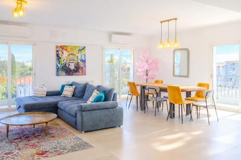 Living room, Seating area, Dining area, internet