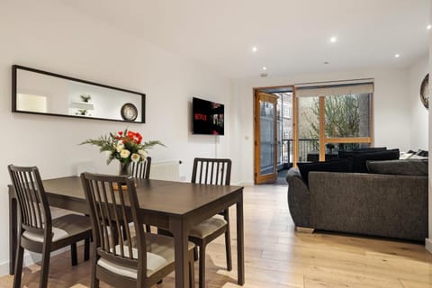 TV and multimedia, Living room, Seating area, Dining area
