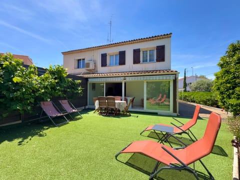 Property building, Day, Garden, Garden view, sunbed