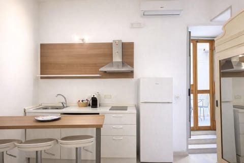 Kitchen or kitchenette, Dining area, stove