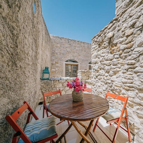 Patio, Day, Dining area