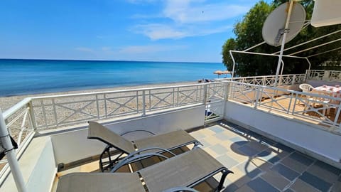 View (from property/room), Balcony/Terrace, Beach, Sea view, sunbed