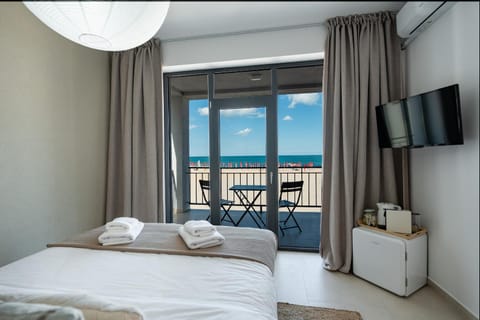 Bed, TV and multimedia, Photo of the whole room, Sea view, air conditioner