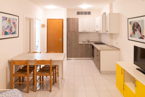 TV and multimedia, Living room, Dining area, stove, kitchen