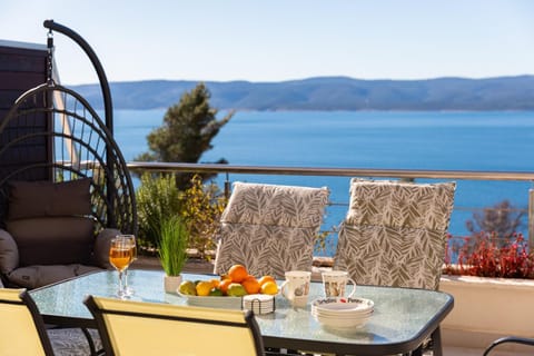 Balcony/Terrace, Food and drinks, Seating area, Dining area, Sea view
