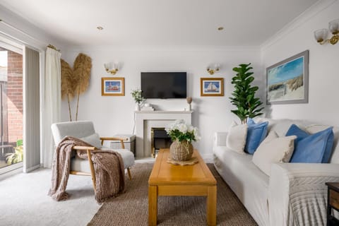 Communal lounge/ TV room, TV and multimedia, Living room, Seating area, Evening entertainment