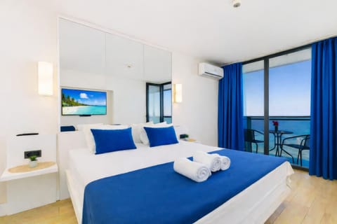 Bed, TV and multimedia, View (from property/room), Balcony/Terrace, Living room, Photo of the whole room, Seating area, Bedroom, towels, air conditioner
