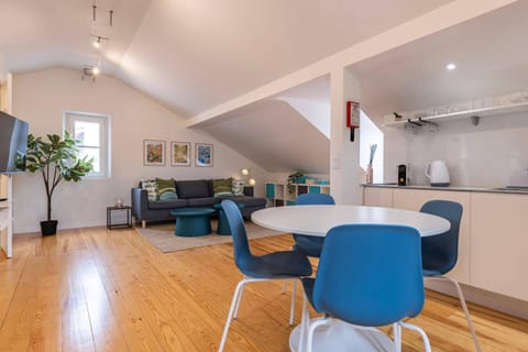Kitchen or kitchenette, Living room, Seating area, Dining area