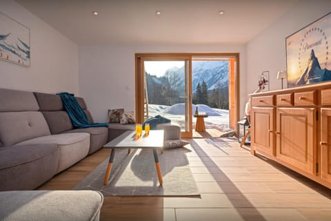 Communal lounge/ TV room, Natural landscape, Summer, TV and multimedia, Living room, Seating area, Mountain view