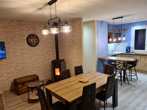 Seating area, Dining area