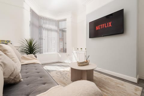 Communal lounge/ TV room, TV and multimedia, Living room, Seating area, Evening entertainment, internet