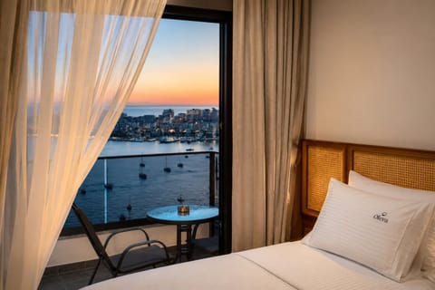 Bed, View (from property/room), Balcony/Terrace, Photo of the whole room, Bedroom, City view, Sea view, Sunset