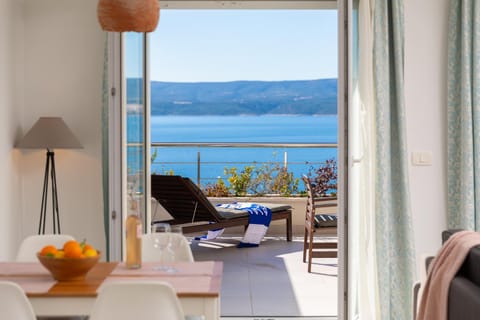 Natural landscape, Balcony/Terrace, Living room, Food and drinks, Seating area, Dining area, Food, Sea view