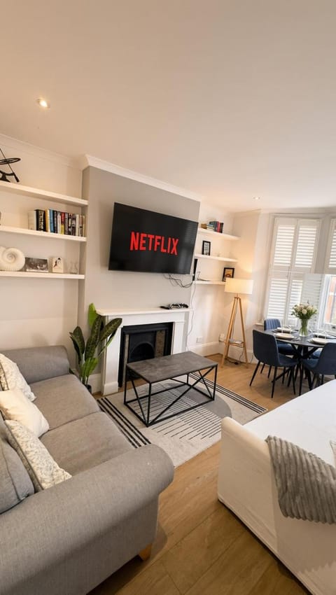 TV and multimedia, Living room, Seating area, Evening entertainment