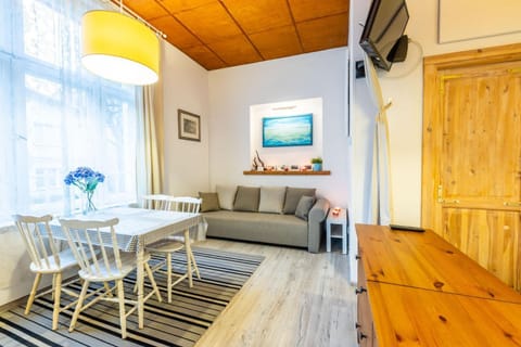 TV and multimedia, Kitchen or kitchenette, Living room, Seating area, Dining area