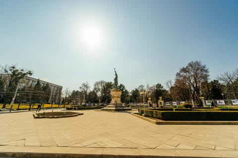 Nearby landmark, Location