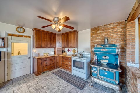 Casa Commodore- Paddles, Pups & Proximity! House in Salida