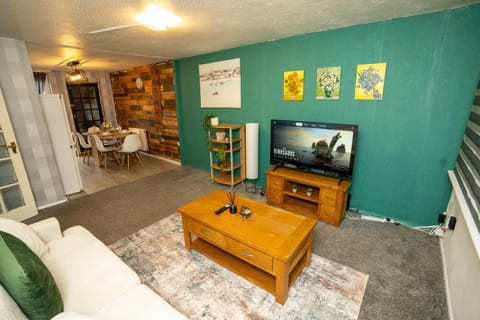 Communal lounge/ TV room, TV and multimedia, Living room, Seating area, Evening entertainment